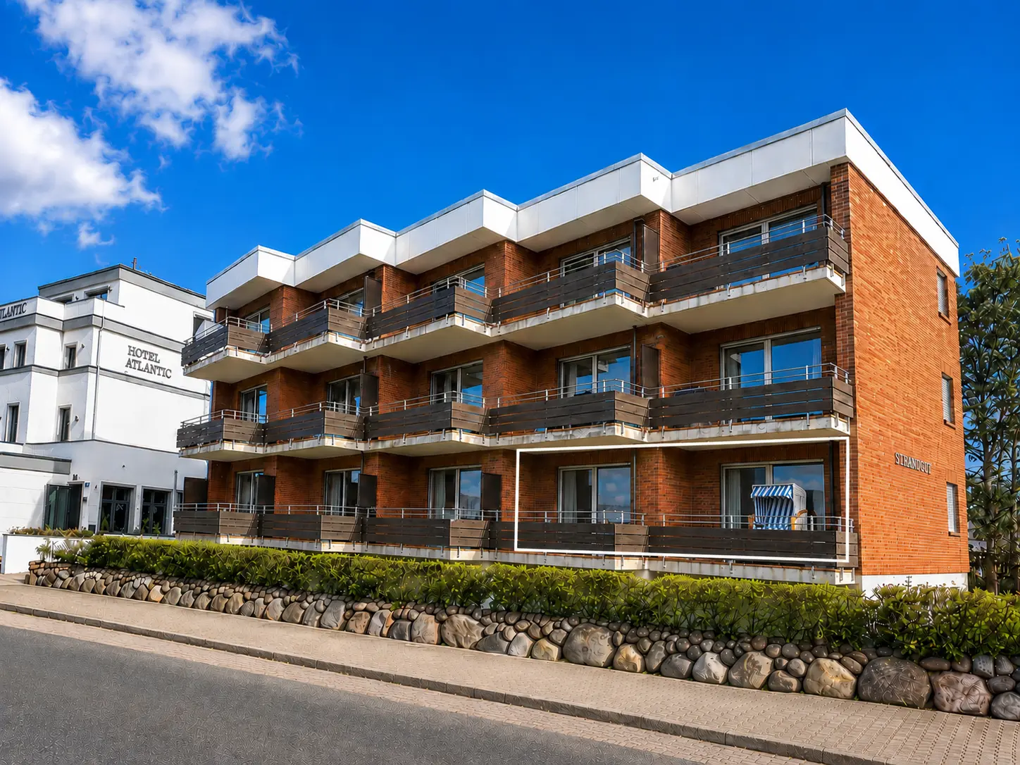 Außenansicht des Hauses Störtebeker in Westerland mit weiß markiertem Balkon der Ferienwohnung