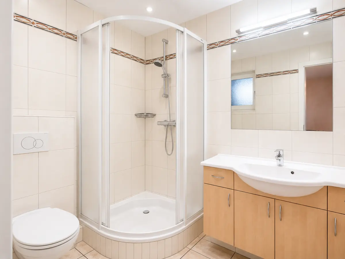 Badezimmer mit Dusche der Ferienwohnung in Westerland