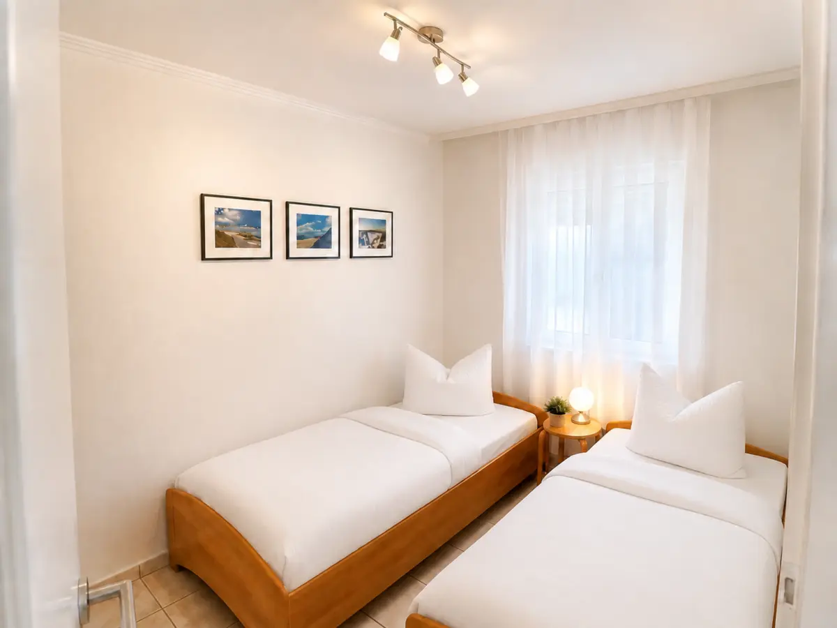 Schlafzimmer mit Doppelbett in der Ferienwohnung Haus Störtebeker auf Sylt
