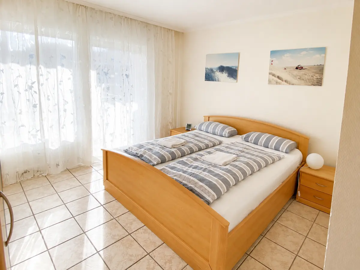Helles zweites Schlafzimmer mit zwei Betten in der Ferienwohnung auf Sylt